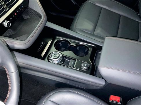 Used 2025 Ford Explorer Active w/ Active Comfort Package RWD image 18