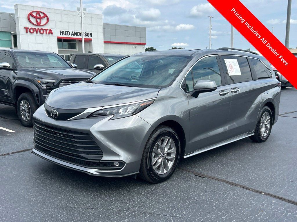 Used 2026 Toyota Sienna XLE FWD image 1
