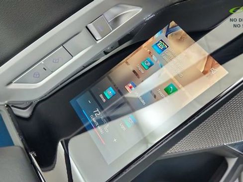 Used 2024 BMW 740i xDrive w/ Premium Package image 35