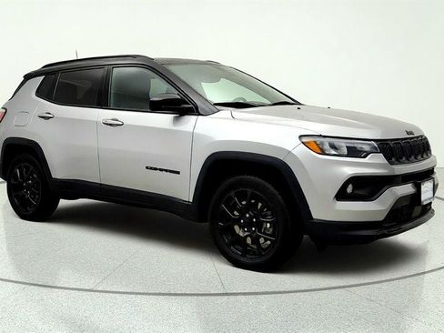 Used 2023 Jeep Compass Latitude w/ Sun and Sound Group AWD/4WD image 3