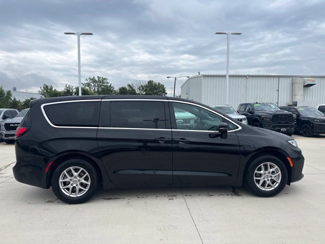 Used 2025 Chrysler Pacifica Select FWD image 3