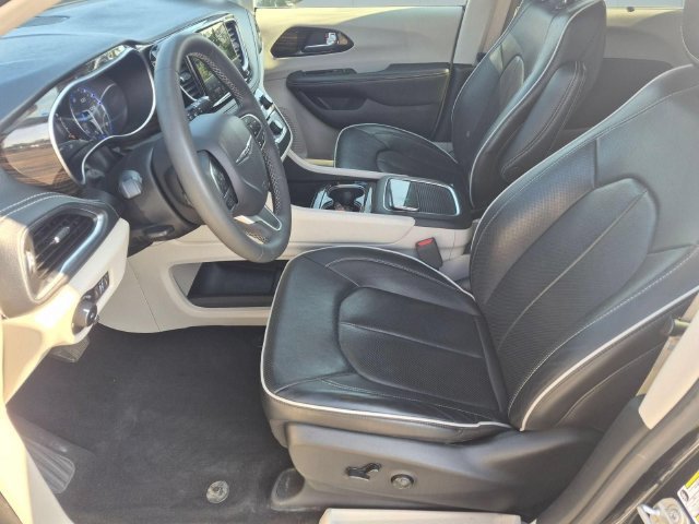 Used 2023 Chrysler Pacifica Limited FWD image 12