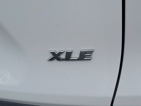 Used 2019 Toyota RAV4 XLE w/ Convenience Package FWD image 7
