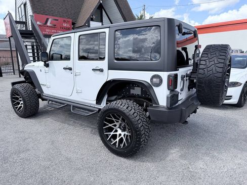 Used 2017 Jeep Wrangler Unlimited Rubicon w/ Connectivity Group AWD/4WD image 3