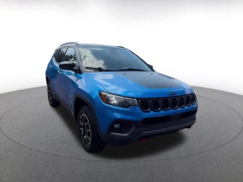Used 2025 Jeep Compass Trailhawk w/ Trailer Tow Group AWD/4WD image 3