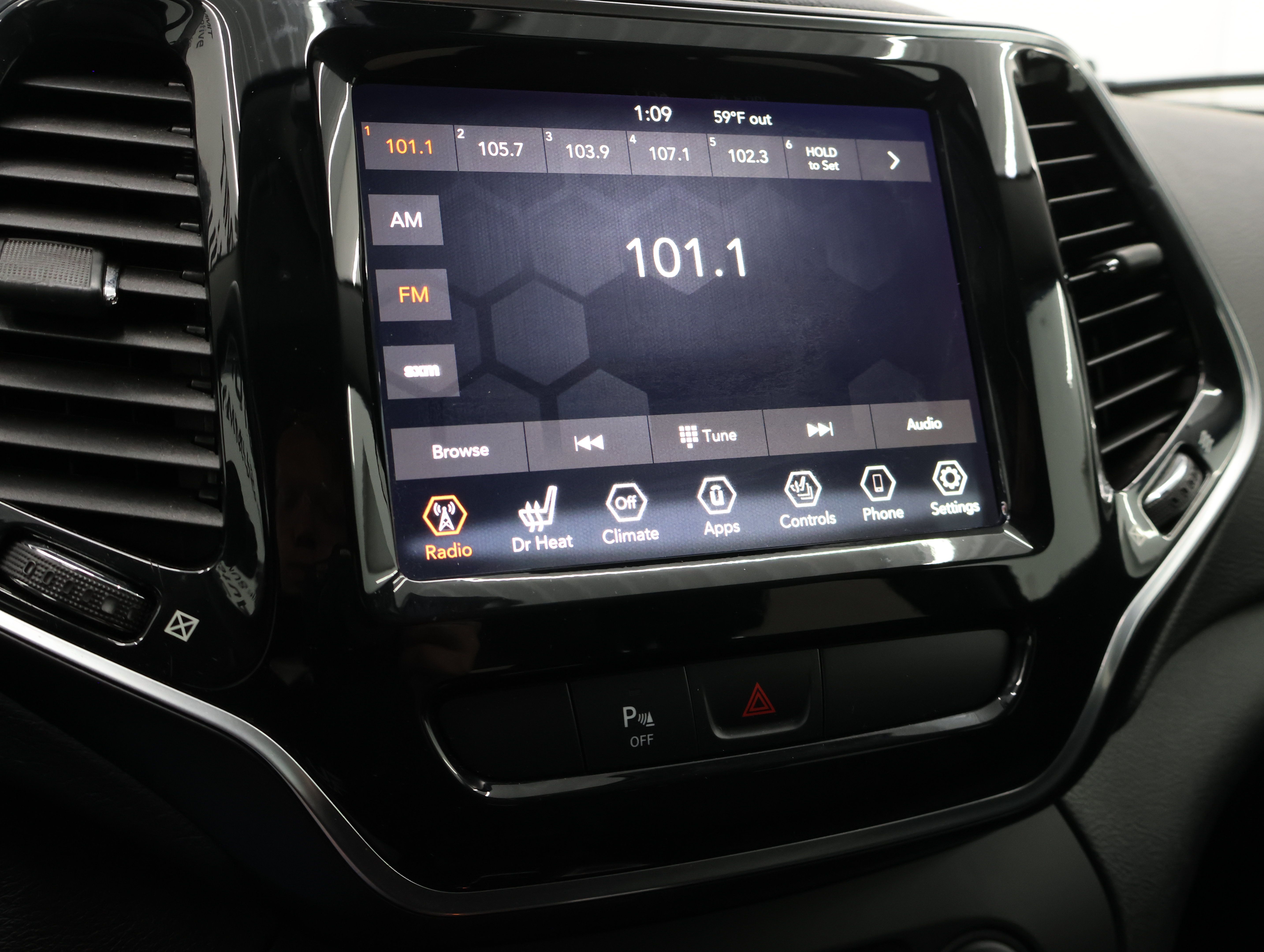 Used 2019 Jeep Cherokee Limited w/ Trailer Tow Group AWD/4WD image 11