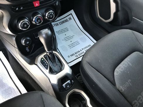 Used 2016 Jeep Renegade Latitude w/ Cold Weather Group AWD/4WD image 17