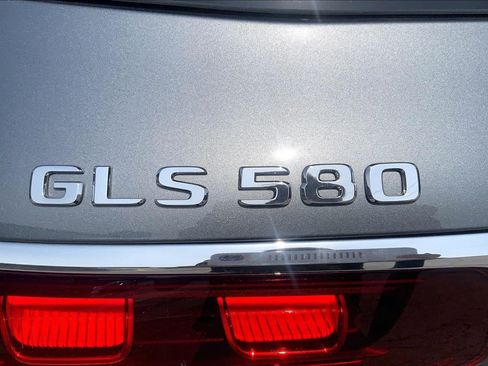Used 2025 Mercedes-Benz GLS 580 4MATIC image 32