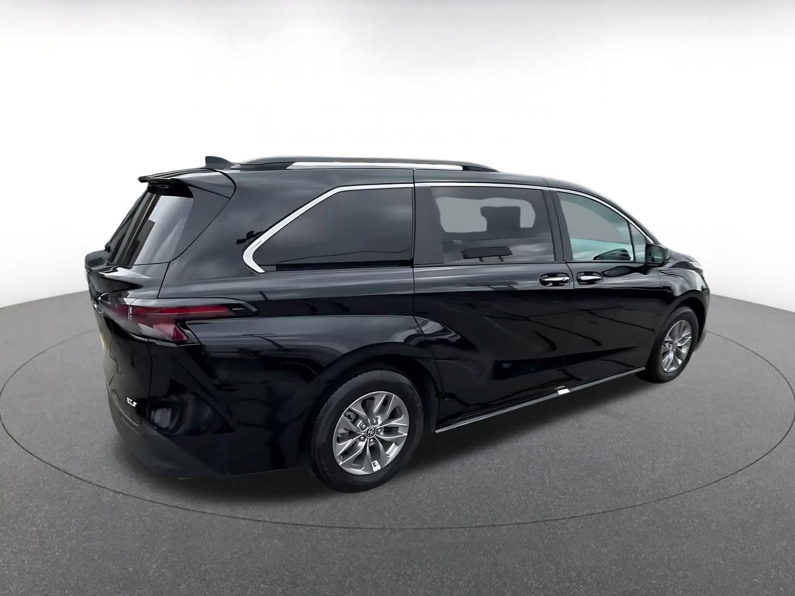 Used 2025 Toyota Sienna XLE FWD image 14