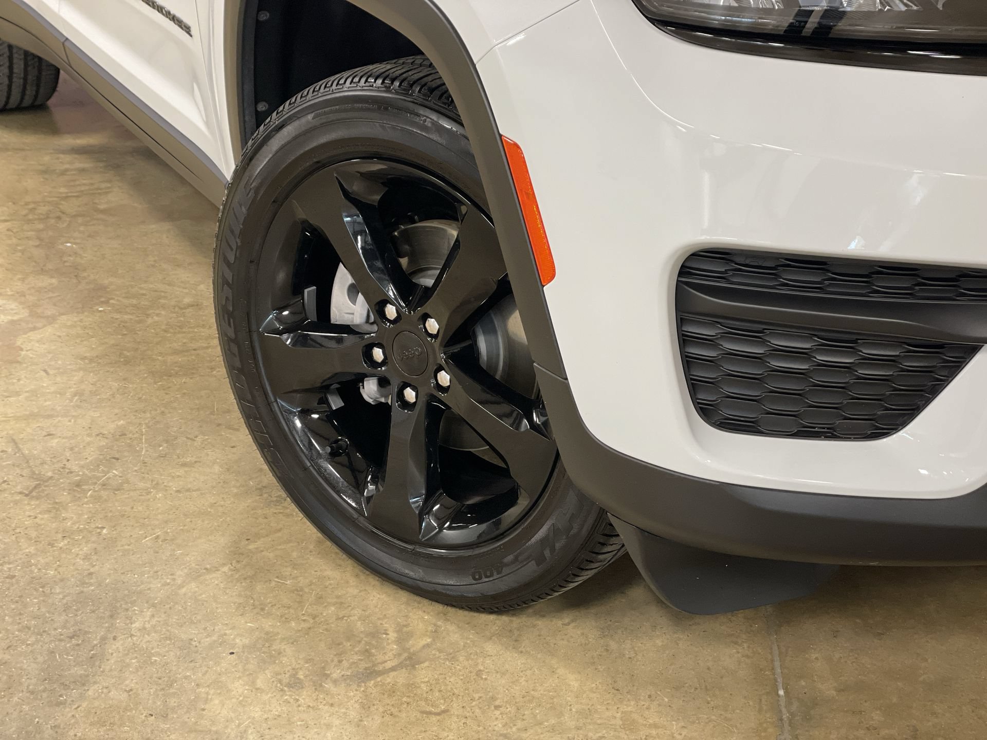 Used 2023 Jeep Grand Cherokee Altitude RWD image 11