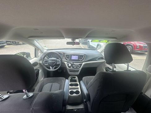 Used 2022 Chrysler Voyager LX FWD image 18