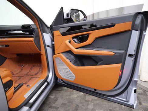 Used 2025 Lamborghini Urus SE AWD/4WD image 13