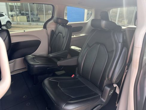 Used 2023 Chrysler Pacifica Touring-L image 6