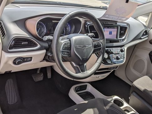 Used 2023 Chrysler Voyager LX image 10