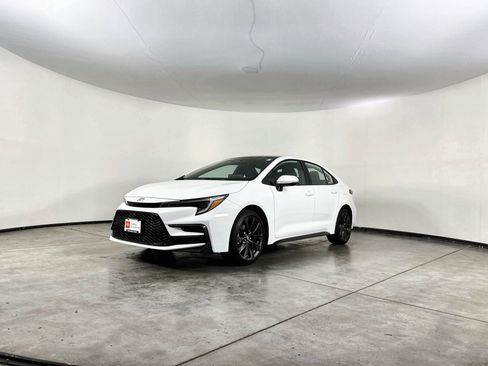 Certified 2026 Toyota Corolla SE w/ SE Package FWD image 3