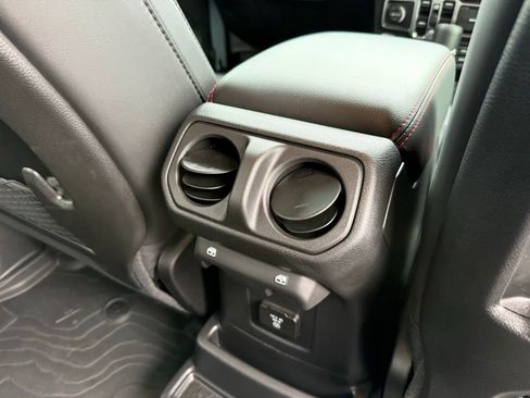 Used 2025 Jeep Wrangler Unlimited Rubicon image 18