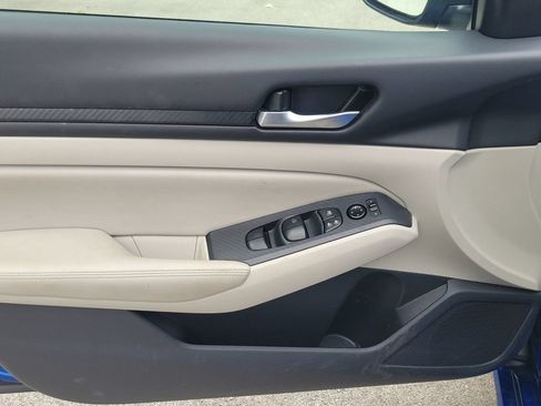 Used 2025 Nissan Altima 2.5 SV FWD image 17