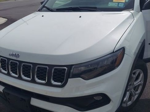 Used 2024 Jeep Compass Latitude image 8