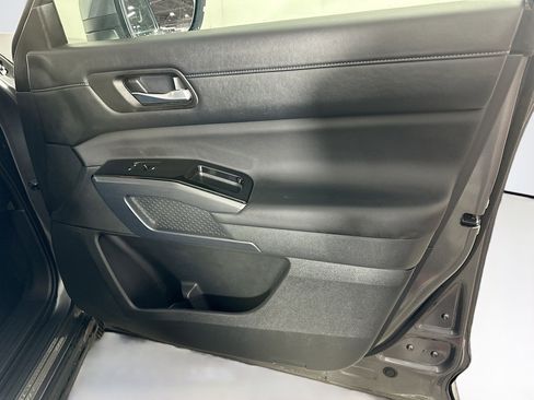 Used 2025 Nissan Pathfinder SL image 34