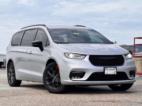 New 2026 Chrysler Pacifica Select w/ S Appearance Package FWD image 2