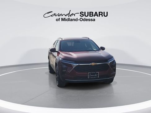 Used 2025 Chevrolet Trax LT FWD image 2