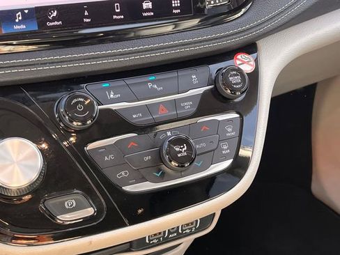 Used 2024 Chrysler Pacifica Select image 22