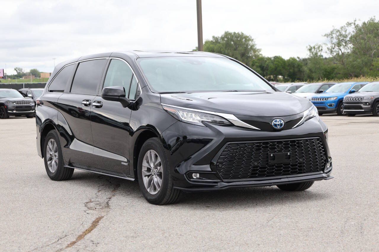 Used 2021 Toyota Sienna XLE FWD image 4