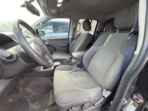 Used 2015 Nissan Frontier PRO-4X image 2