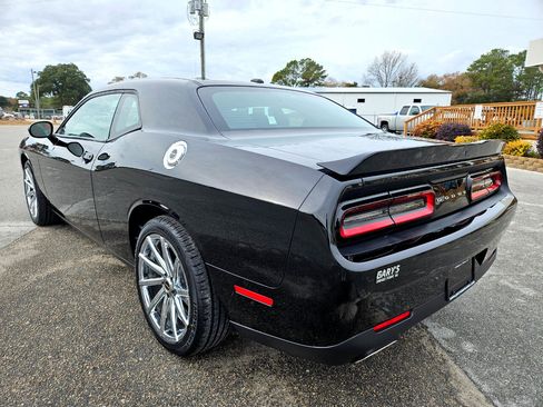 Used 2019 Dodge Challenger SXT image 4