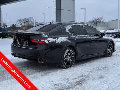 Used 2023 Toyota Camry SE image 3