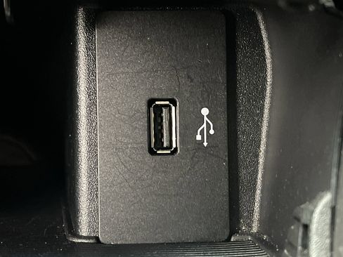 Used 2018 Ford Edge SE image 19