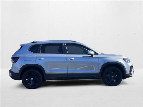 New 2025 Volkswagen Taos SE image 4