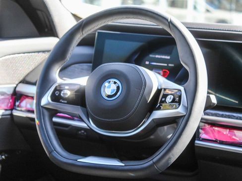 Certified 2025 BMW i7 eDrive50 w/ Premium Package image 15