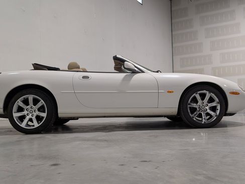 Used 2003 Jaguar XK8 Convertible image 19