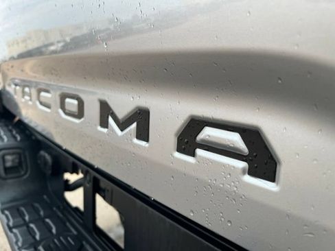 Used 2017 Toyota Tacoma TRD Sport AWD/4WD image 13