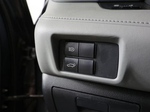 Used 2020 Toyota Highlander LE AWD/4WD image 33