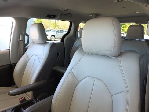 Used 2017 Chrysler Pacifica Touring-L FWD image 16