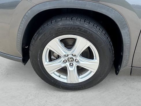 Used 2021 Toyota Highlander L FWD image 23