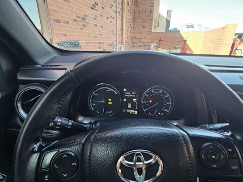 Used 2018 Toyota RAV4 SE image 18