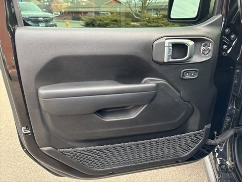 Used 2023 Jeep Gladiator Rubicon w/ Cold Weather Group image 14