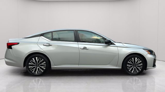 Used 2024 Nissan Altima 2.5 SV FWD image 4