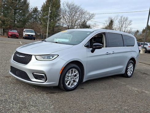 Certified 2024 Chrysler Pacifica Touring-L image 6