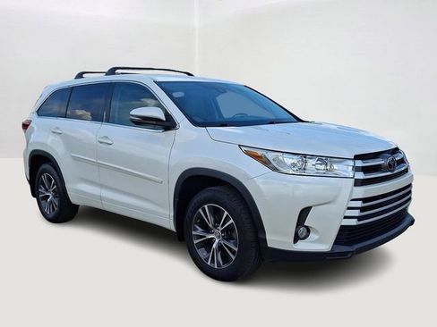 Used 2018 Toyota Highlander Plus w/ Carpet Mat Package (TMS) AWD/4WD image 1