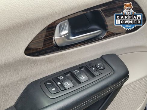 Used 2023 Chrysler Pacifica Limited FWD image 16