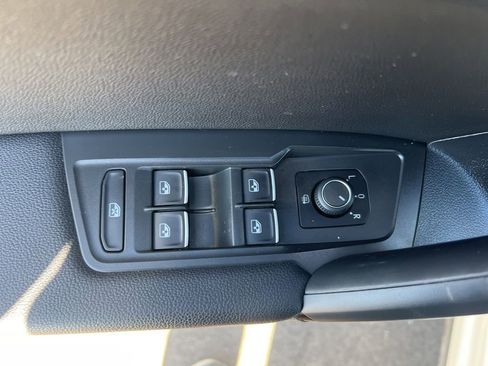 Used 2019 Volkswagen Tiguan SE image 51