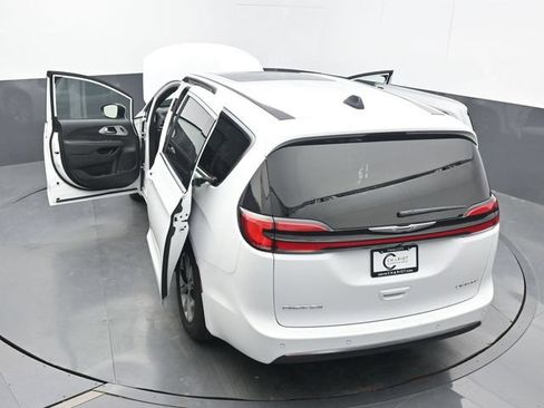Used 2026 Chrysler Pacifica Limited FWD image 75