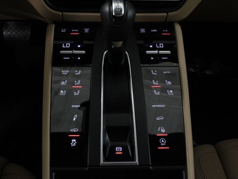 Certified 2025 Porsche Macan AWD/4WD image 31