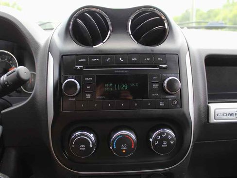 Used 2017 Jeep Compass Latitude FWD image 20