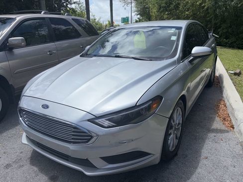 Used 2017 Ford Fusion SE w/ Fusion SE Technology Package FWD image 3