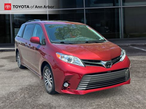 Used 2020 Toyota Sienna XLE w/ XLE Navigation Package FWD image 1